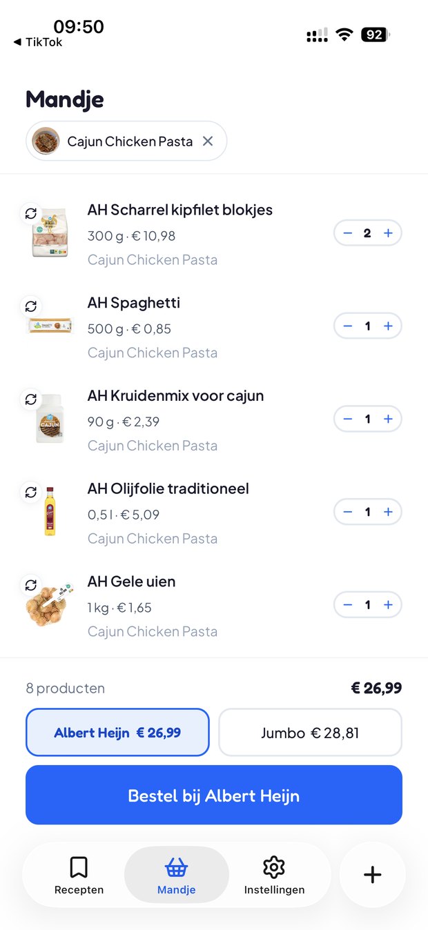 Het mandje met de totaalprijs bij Albert Heijn naast die van Jumbo.
